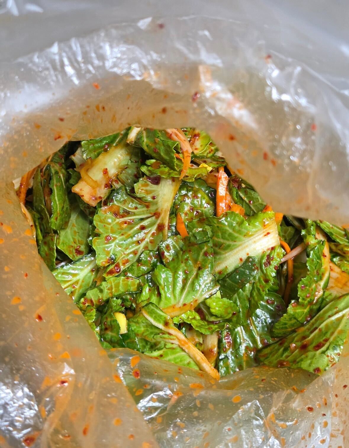 완성된 봄동무침 — 윤기 좔좔 빨간 양념이 촤르르