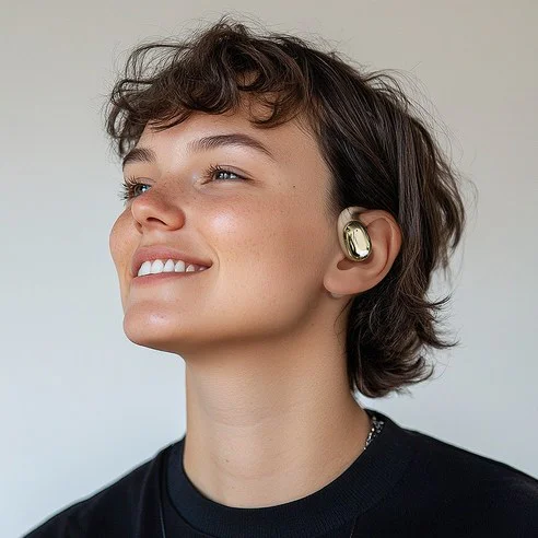 DAICOO S3 금색 무선 이어버드를 착용한 젊은 여성이 행복하게 웃고 있는 모습