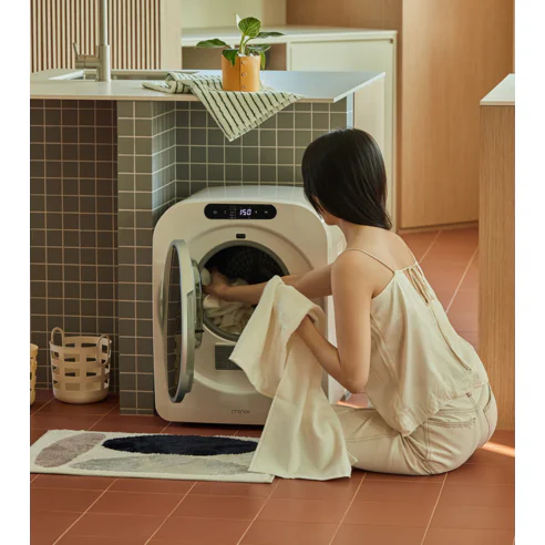 미닉스 미니 건조기에 세탁물을 넣는 모습