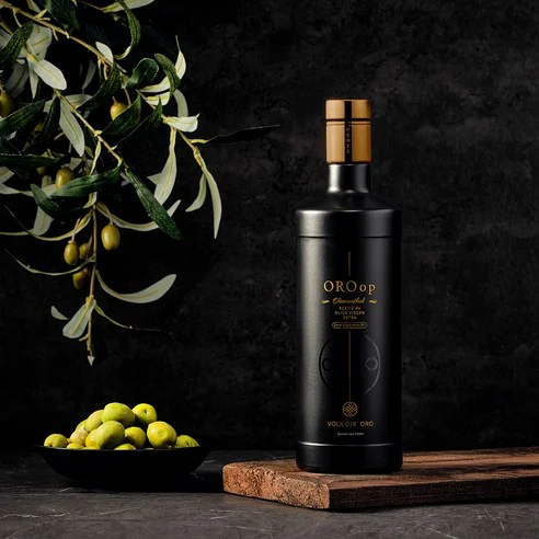 OROop 엑스트라 버진 올리브 오일과 신선한 올리브